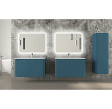 Badezimmer mit zwei Waschbeckenunterschränken, beleuchteten Spiegeln und einem Hängeschrank