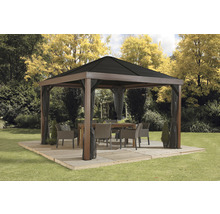 Quadratischer Pavillon mit Tisch und Stühlen im Garten.