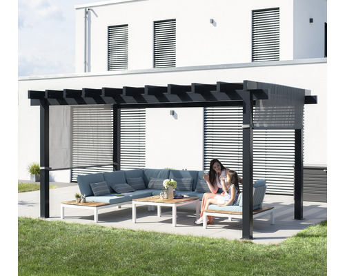 Gartenszene mit Pergola, Sitzgruppe und zwei Personen