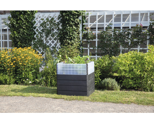 Hochbeet aus Kunststoff im Garten