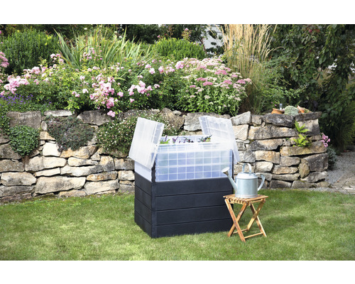 Hochbeet mit Frühbeetaufsatz und Gießkanne im Garten