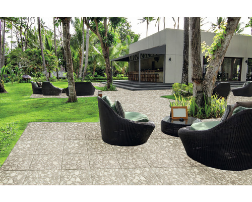 Außenbereich mit Terrassenfliesen, Lounge-Möbeln und tropischer Bepflanzung für ein entspanntes Ambiente.