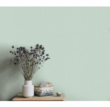 Helle Textiltapete im Interieur mit Dekoration auf einem Holztisch