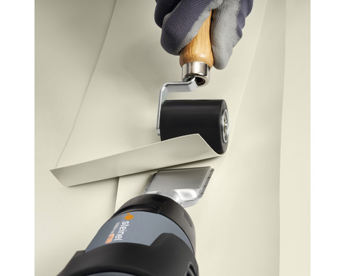 Verwendung einer Andrückrolle und eines Heissluftgeräts zum Verlegen von Dachfolie