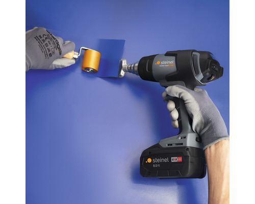 Person verschweißt Folie mit Heißluftgerät und Andrückrolle