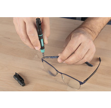 Eine Person repariert eine Brille mit einem Schraubendreher