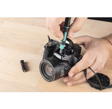Reparatur einer Nikon Kamera mit einem Schraubendreher der Marke Wolfcraft