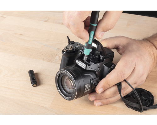 Reparatur einer Nikon Kamera mit einem Schraubendreher der Marke Wolfcraft