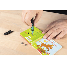 Ein Mann wechselt die Batterien in einem Kinderbuch mit einem Schraubendreher.