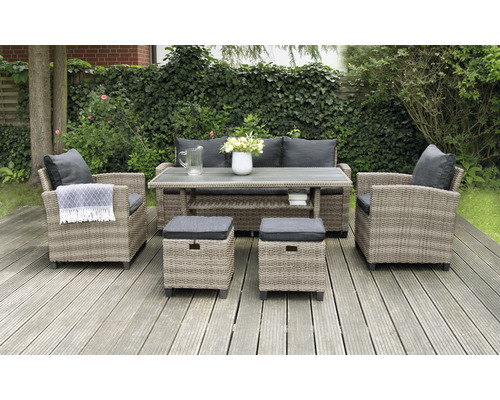 Gartenmöbel Set mit Tisch, Sofa, Sesseln und Hockern auf einer Terrasse