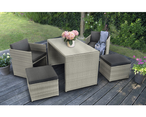 Gartenset mit Tisch, Sesseln und Hockern aus Rattan auf einer Terrasse