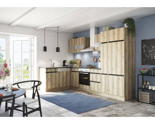 Helle Landhausküche mit Holzfronten, Kochfeld und Regalen