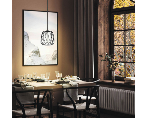 Esszimmer mit Esstisch, Stühlen und Hängelampe