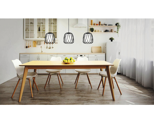 Esszimmer mit Esstisch, Stühlen und drei Pendelleuchten