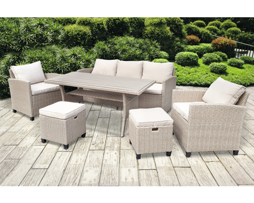 Gartenmöbelset mit Sofa, Stühlen, Tisch und Hockern auf einer Terrasse