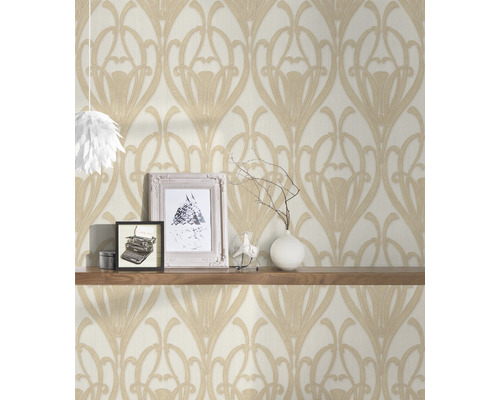 Dekorative Tapete mit floralem Muster und Holzregal mit Dekoration