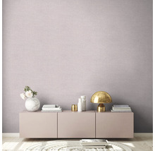 Wohnzimmer mit rosa Tapete, Sideboard, Lampe und Dekoration