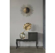 Dekoratives Arrangement mit Spiegel, Vase und Konsole im Wohnbereich