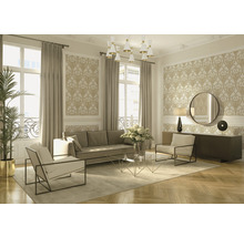 Helles Wohnzimmer mit Sofa, Sesseln, Couchtisch und dekorativer Wandgestaltung.