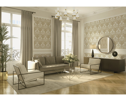 Helles Wohnzimmer mit Sofa, Sesseln, Couchtisch und dekorativer Wandgestaltung.