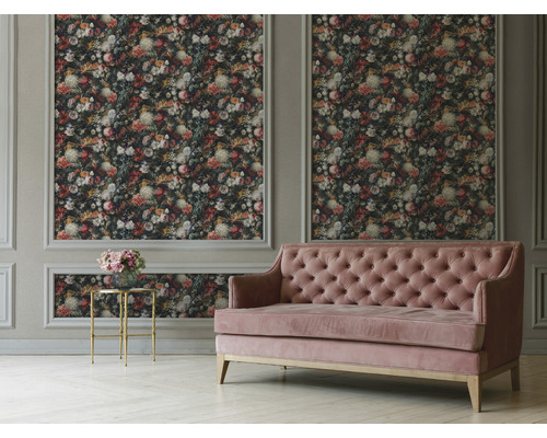 Wohnzimmer mit floraler Tapete und rosa Sofa