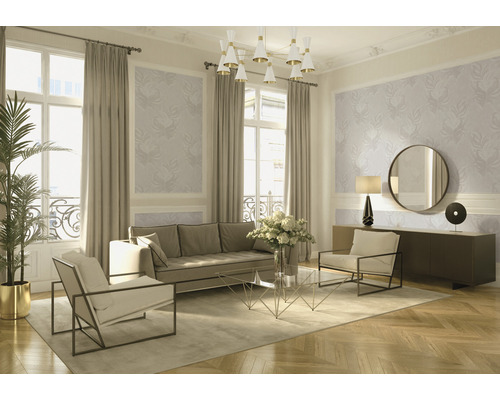 Helles Wohnzimmer mit Sofa, Sesseln, Tisch und dekorativer Wandgestaltung