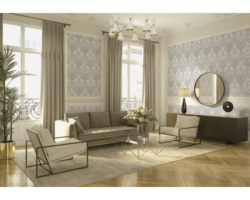 Wohnzimmer mit Sofa, Sesseln, Couchtisch und dekorativer Tapete