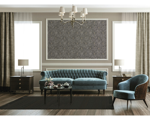 Klassisch eingerichtetes Wohnzimmer mit Sofa, Sessel, Teppich und Dekoration