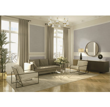 Wohnzimmer mit Sofa, Sesseln, Couchtisch, Sideboard, Lampe und Dekoration