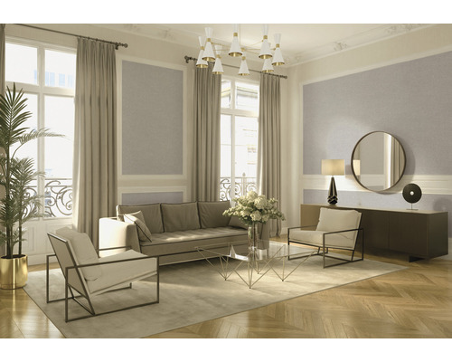 Wohnzimmer mit Sofa, Sesseln, Couchtisch, Sideboard, Lampe und Dekoration