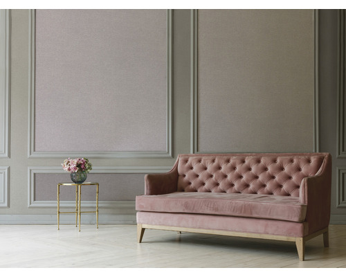 Wohnzimmer mit Wandvertäfelung, Sofa mit Knopfheftung und einem Beistelltisch mit Blumenstrauß