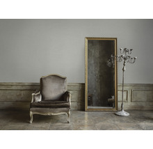 Interieur mit Sessel, Spiegel und Kerzenständer