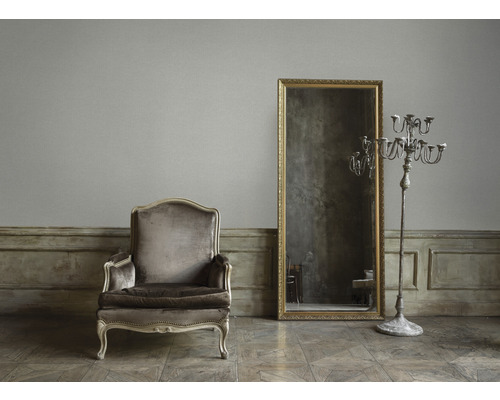 Interieur mit Sessel, Spiegel und Kerzenständer