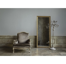Vintage Sessel, Spiegel und Kerzenständer in einem Interieur