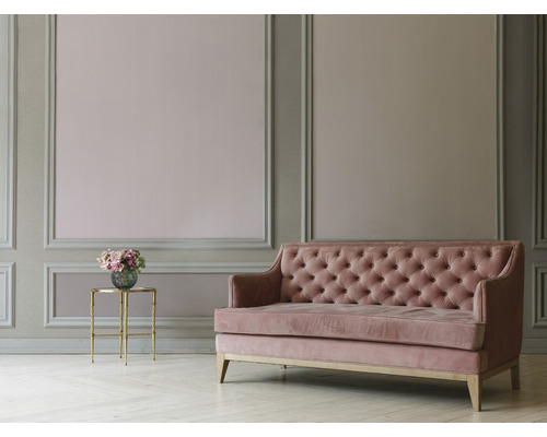 Rosa Sofa mit Knopfheftung in einem dekorierten Raum