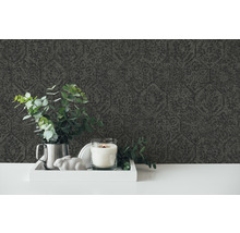 Dekorative Tapete mit Ornamentmuster im Interieur