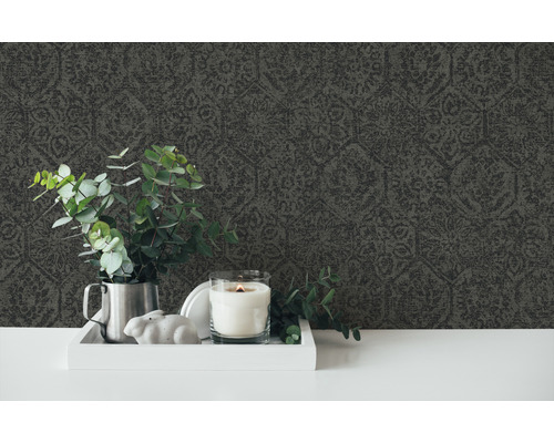 Dekorative Tapete mit Ornamentmuster im Interieur