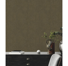 Dekoratives Zimmer mit gemusterter Tapete, Kommode und Dekoration