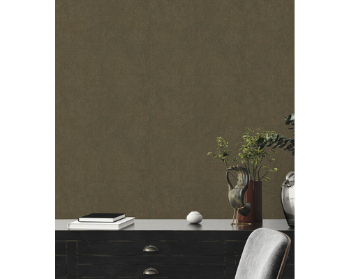 Dekoratives Zimmer mit gemusterter Tapete, Kommode und Dekoration