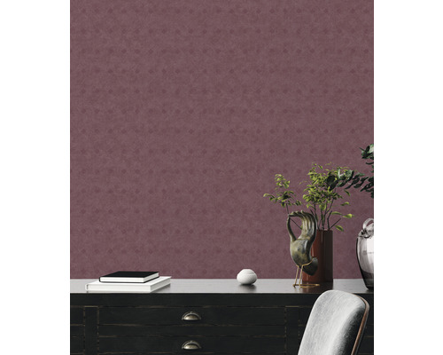 Wandgestaltung mit gemusterter Tapete im Wohnraum.