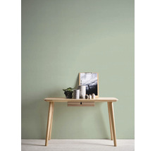 Tisch mit Dekoration und Bild