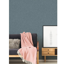 Wohnraum mit strukturierten Tapeten, Sofa, Kissen und Bild