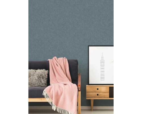 Wohnraum mit strukturierten Tapeten, Sofa, Kissen und Bild