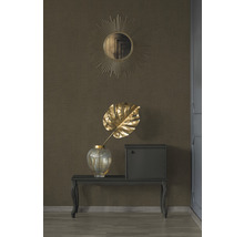 Dekoratives Interieur mit Spiegel, Vase, Blatt und Schrank auf einer Konsole