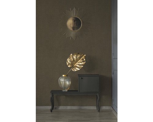 Dekoratives Interieur mit Spiegel, Vase, Blatt und Schrank auf einer Konsole