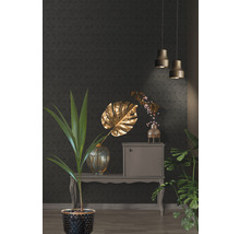 Dekorativer Wohnraum mit Kommode, Pflanzen und Pendelleuchten für ein gemütliches Ambiente.