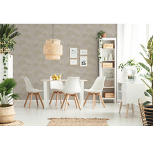 Helles Esszimmer mit Esstisch, Stühlen, Lampe, Regalen und Zimmerpflanzen