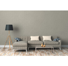 Wohnzimmer mit Sofa, Stehlampe und gemusterter Tapete