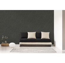 Wohnraum mit dunkler Strukturtapete, Sofa und Teppich für eine moderne Raumgestaltung