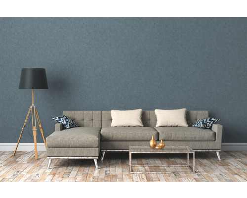 Wohnzimmer mit grauem Sofa, Stehlampe und Couchtisch auf Holzboden